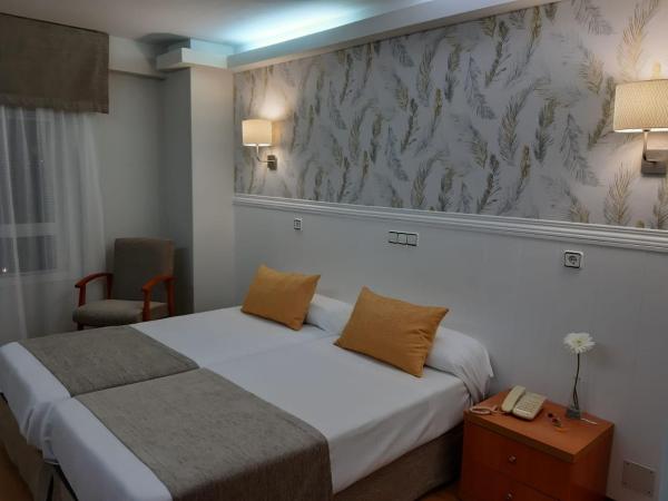 Hotel Almirante : photo 6 de la chambre chambre double ou lits jumeaux
