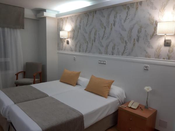 Hotel Almirante : photo 1 de la chambre chambre double ou lits jumeaux
