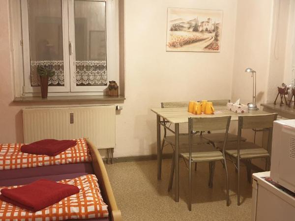 Gasthaus Pavillon : photo 9 de la chambre chambre familiale avec salle de bains privative