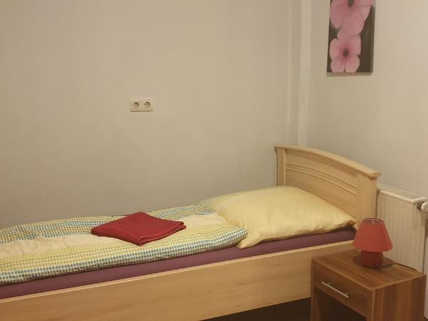 Gasthaus Pavillon : photo 7 de la chambre chambre familiale avec salle de bains privative