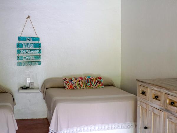La Playita Beach House : photo 2 de la chambre chambre double avec terrasse