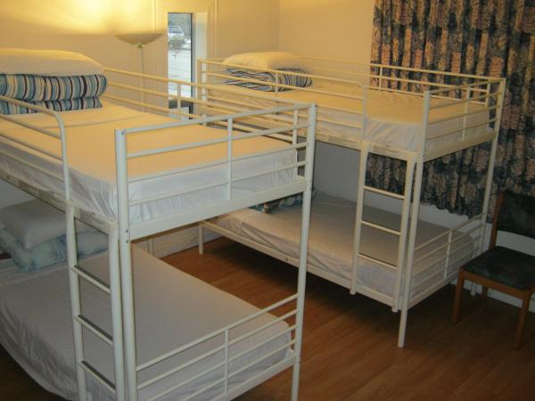 Kelowna Okanagan Lake Hostel : photo 1 de la chambre lit dans dortoir mixte de 8 lits 