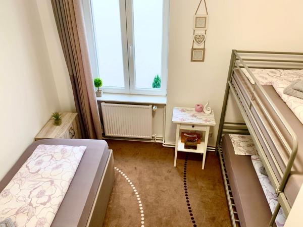 New Hostel Berlin Mitte FREE SNACK hot tea and coffee : photo 9 de la chambre lit simple dans dortoir de 3 lits