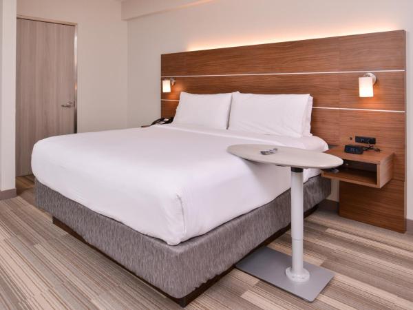 Holiday Inn Express New Orleans - St Charles, an IHG Hotel : photo 10 de la chambre chambre lit king-size deluxe - douche accessible en fauteuil roulant - non-fumeurs