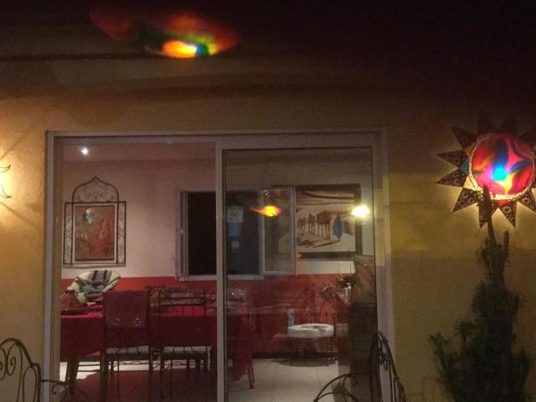 Gîte Aux Amandiers : photo 6 de la chambre chambre lit king-size - vue sur jardin