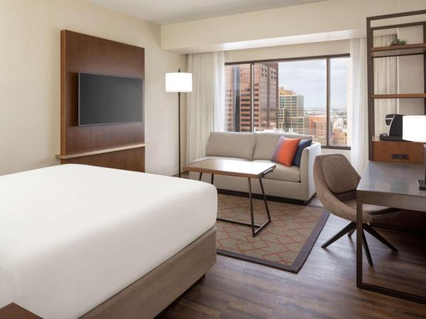 Hyatt Regency Phoenix : photo 8 de la chambre chambre lit king-size pour personnes à mobilité réduite avec douche accessible aux personnes à mobilité réduite