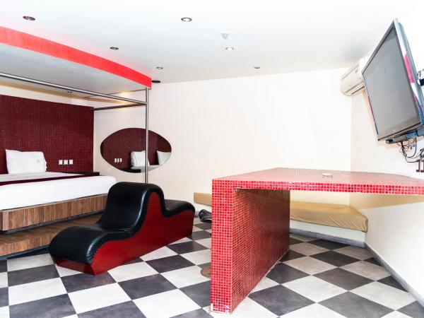 DLUXE Auto Hotel ADULTS ONLY : photo 3 de la chambre studio lit king-size deluxe