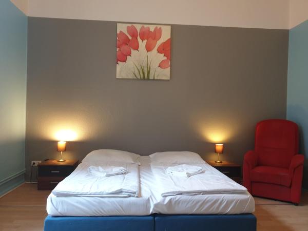 Pension I : photo 5 de la chambre chambre double avec salle de bains commune