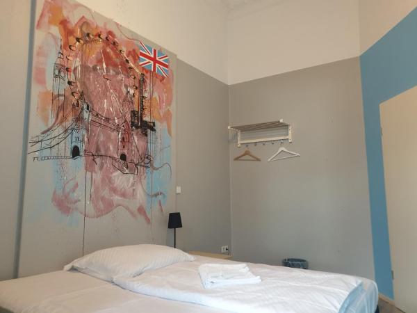 Pension I : photo 4 de la chambre chambre double avec salle de bains commune