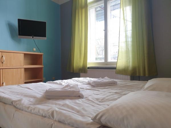 Pension I : photo 3 de la chambre chambre simple avec toilettes et douche communes