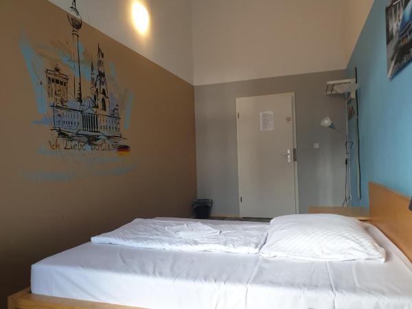 Pension I : photo 2 de la chambre chambre double avec salle de bains commune