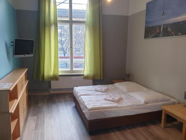 Pension I : photo 5 de la chambre chambre simple avec toilettes et douche communes