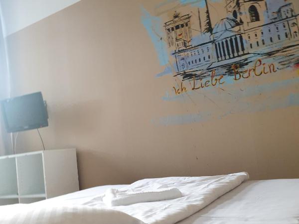 Pension I : photo 6 de la chambre chambre simple avec toilettes et douche communes