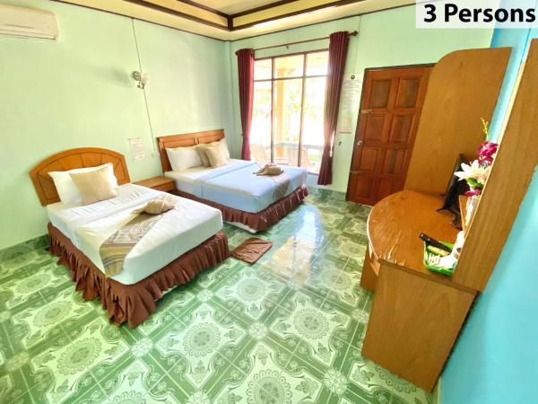 Lanta Emerald Bungalow : photo 7 de la chambre chambre triple - vue sur la piscine