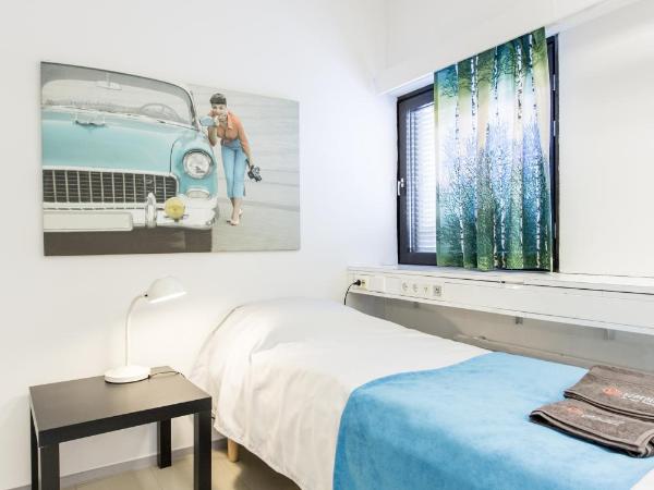 Forenom Hostel Vantaa Airport : photo 3 de la chambre chambre lits jumeaux avec salle de bains commune