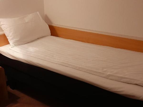 Sure Hotel by Best Western Spånga : photo 10 de la chambre standard room with one queen bed and two single beds - non-smoking