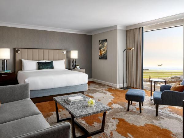 Fairmont Vancouver Airport In-Terminal Hotel : photo 5 de la chambre suite lit king-size junior avec canapé-lit