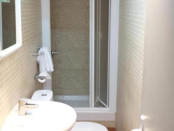 Hostal Europa : photo 3 de la chambre chambre standard lit queen-size