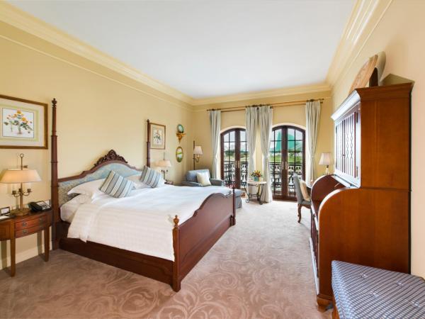 Rocks Hotel : photo 1 de la chambre chambre lit king-size de luxe - vue sur ville et balcon