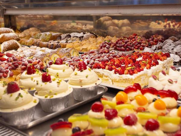 Duomo Luxury Suite Catania : photo 8 de la chambre suite lit king-size avec baignoire spa