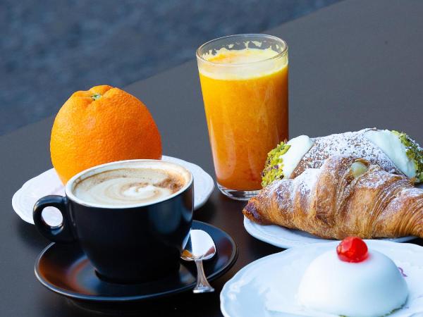 Duomo Luxury Suite Catania : photo 6 de la chambre suite lit king-size avec baignoire spa