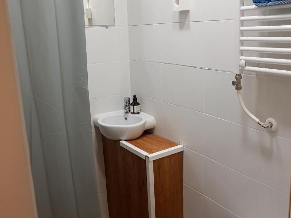 Waves Guesthouse : photo 6 de la chambre chambre lits jumeaux avec salle de bains privative