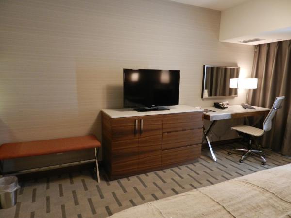 Radisson Hotel & Conference Centre Calgary Airport : photo 1 de la chambre chambre avec 2 grands lits queen-size 