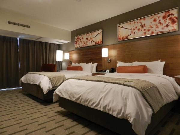 Radisson Hotel & Conference Centre Calgary Airport : photo 5 de la chambre chambre avec 2 grands lits queen-size 