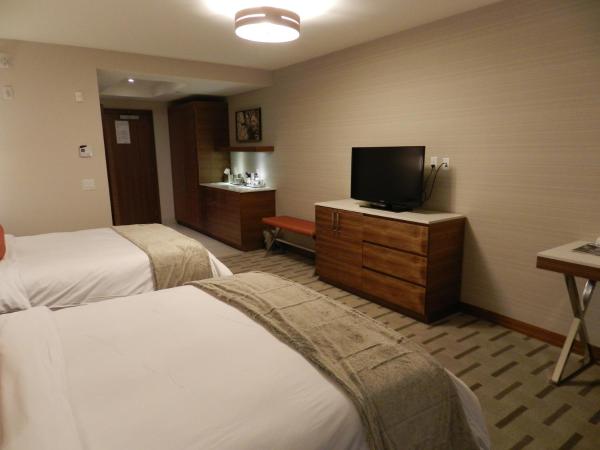 Radisson Hotel & Conference Centre Calgary Airport : photo 6 de la chambre chambre avec 2 grands lits queen-size 