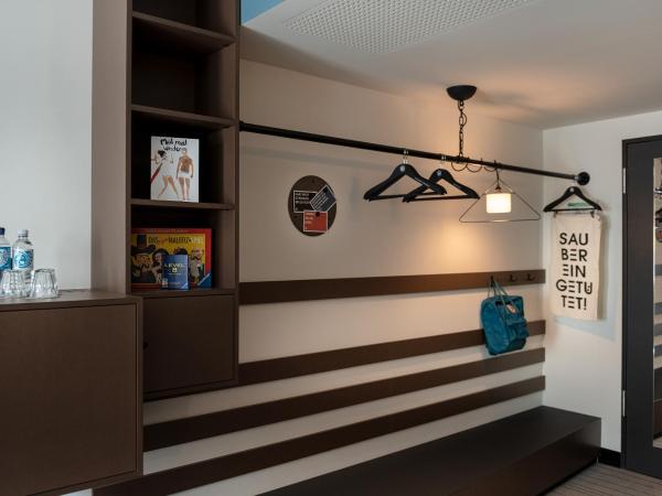 PIERDREI Hotel HafenCity Hamburg : photo 2 de la chambre hébergement très grand