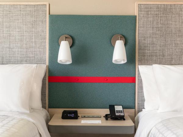 avid hotels - Orlando International Airport, an IHG Hotel : photo 5 de la chambre chambre standard avec 2 lits queen-size