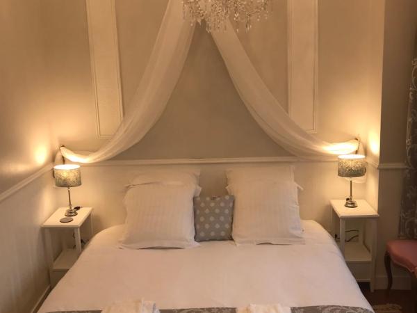 Le 31 B&B Amboise Centre : photo 6 de la chambre chambre triple avec salle de bains privative