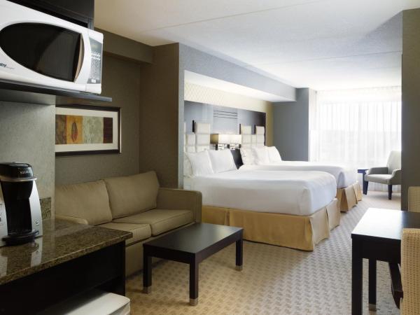 Holiday Inn Express Hotel & Suites Ottawa West-Nepean, an IHG Hotel : photo 4 de la chambre suite avec 2 lits queen-size et canapé-lit