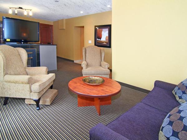 Holiday Inn Express and Suites Calgary, an IHG Hotel : photo 1 de la chambre suite lit king-size supérieure - non-fumeurs