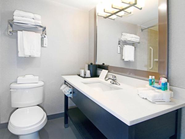 Holiday Inn Express and Suites Calgary, an IHG Hotel : photo 5 de la chambre chambre standard avec 2 lits queen-size