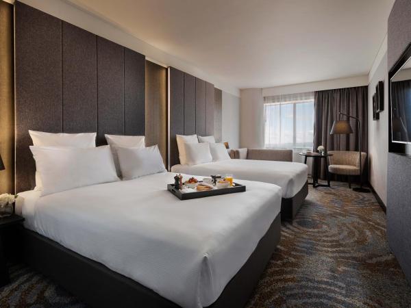 Pullman Rotorua : photo 1 de la chambre chambre supérieure avec 2 lits queen-size - vue sur ville