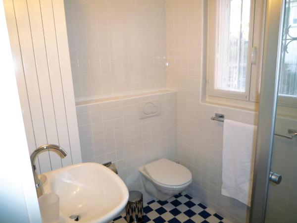 B&B villa sempreverde : photo 5 de la chambre chambre double avec balcon et salle de bains commune