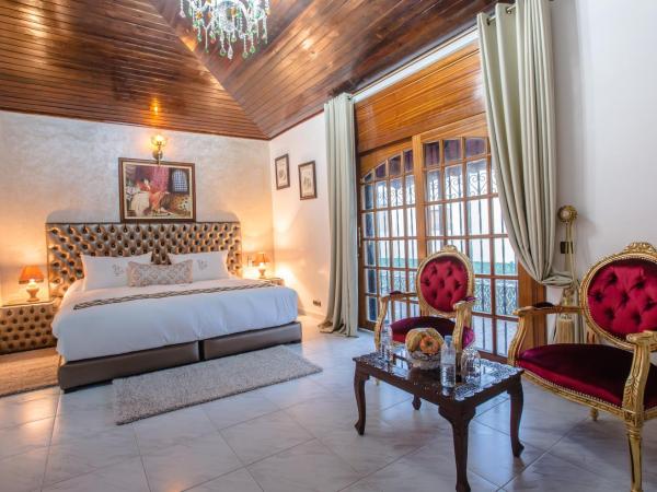 Riad Sebti Fès : photo 2 de la chambre suite lit king-size avec balcon
