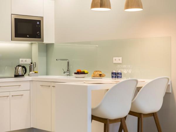 Royal Hill Residence : photo 5 de la chambre studio avec balcon et vue sur la montagne