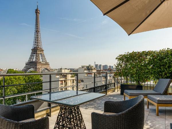 Shangri-La Paris : photo 1 de la chambre chambre lit king-size avec terrasse - vue sur tour eiffel