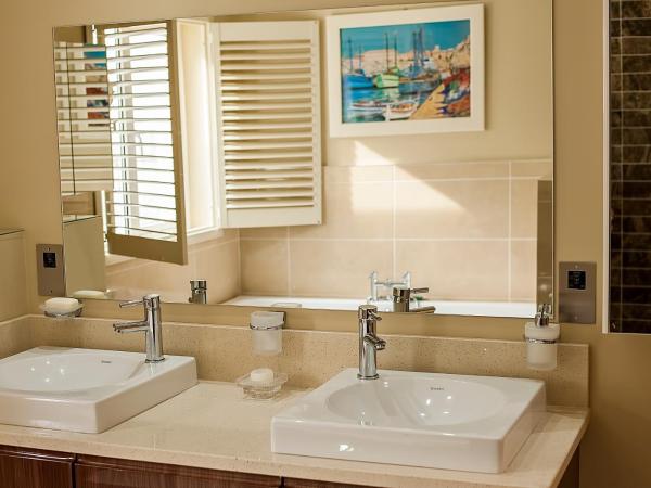 Sea Breeze Lodge B&B Galway : photo 5 de la chambre chambre triple supérieure - vue sur jardin