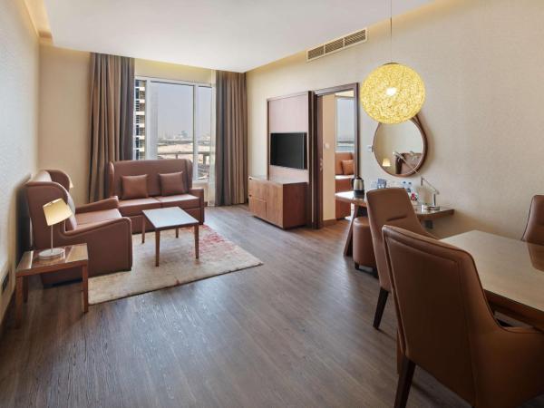 Radisson Blu Hotel, Dubai Canal View : photo 1 de la chambre suite familiale