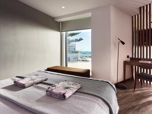 Dyo Suites : photo 1 de la chambre suite deluxe avec jacuzzi intérieur - vue sur mer