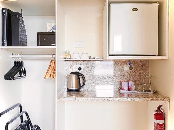 Kurrajong House : photo 8 de la chambre  chambre lit queen-size benjamin - vue sur jardin