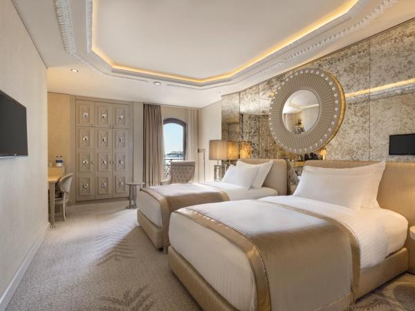 Wyndham Grand Istanbul Kalamış Marina Hotel : photo 6 de la chambre chambre lits jumeaux deluxe - vue partielle mer