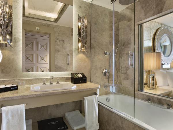 Wyndham Grand Istanbul Kalamış Marina Hotel : photo 2 de la chambre chambre lit king-size deluxe - vue sur ville