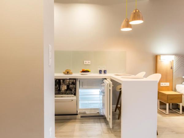 Royal Hill Residence : photo 8 de la chambre studio - split level with mountain view (3 adults)