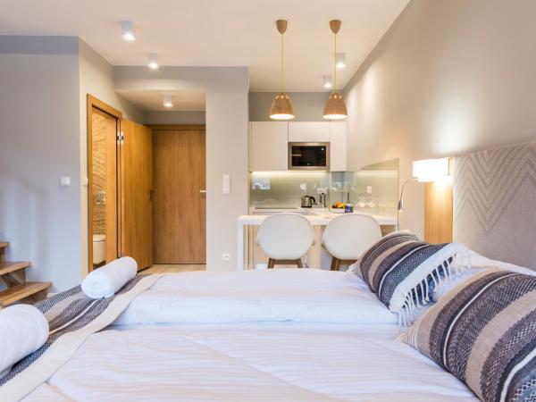 Royal Hill Residence : photo 9 de la chambre studio - split level with mountain view (3 adults)