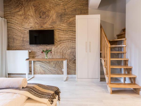 Royal Hill Residence : photo 6 de la chambre studio - split level with mountain view (3 adults)