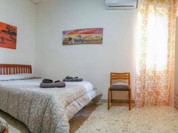 Metro Guest House : photo 3 de la chambre chambre double ou lits jumeaux avec salle de bains privative externe